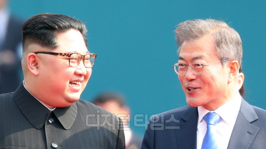 문재인 대통령과 김정은 국무위원장이 27일 오전 판문점 평화의집앞에서 국군의장대 사열을 마친 후 정상회담장으로 이동하며 대화를 나누고 있다. 한국공동사진기자단